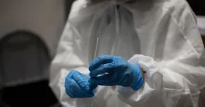 Omicron 2, perché la nuova variante colpisce meno gli anziani