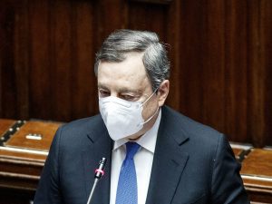 Draghi sfida Putin: “Sì a Kiev nell’Ue e all’invio di armi”. L’ipotesi di mandare altri 250 militari
