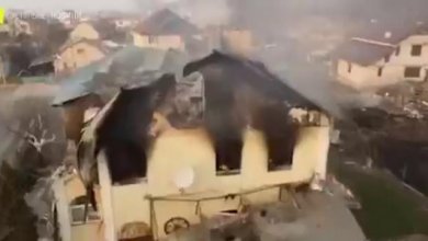 Bombardamenti russi a Irpin: fiamme e fumo sulla città