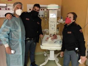 Via Pontina, parto in auto con l’aiuto di due poliziotti:  così è nato il piccolo Alessandro