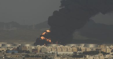 È in corso un grosso incendio in un deposito di carburante a Gedda, in Arabia Saudita