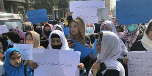Decine di donne hanno protestato a Kabul per chiedere la riapertura delle scuole secondarie femminili