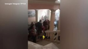 Le immagini dall’interno del teatro  di Mariupol dopo il bombardamento, si temono 300 morti