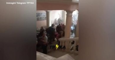 Le immagini dall’interno del teatro  di Mariupol dopo il bombardamento, si temono 300 morti