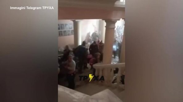 Le immagini dall’interno del teatro  di Mariupol dopo il bombardamento, si temono 300 morti