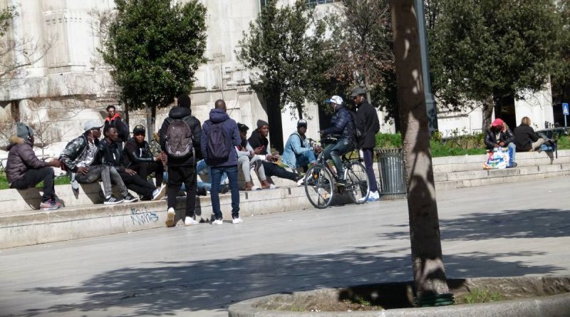Insegue gli agenti con un palo di ferro: marocchino arrestato a Milano