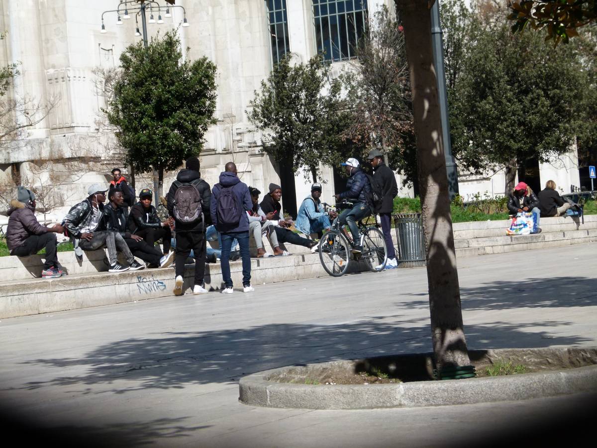 Insegue gli agenti con un palo di ferro: marocchino arrestato a Milano
