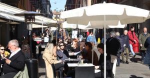 Green pass negli uffici e  mascherine sui mezzi pubblici:  cosa cambia dal primo aprile