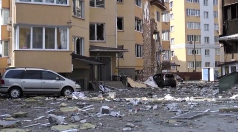 Guerra Russia-Ucraina, cosa rimane di Irpin dopo i bombardamenti: macerie, auto bruciate ed edifici distrutti