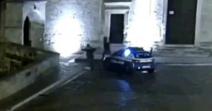 Matera, donna in viaggio di nozze tenta il suicidio e viene salvata dalla polizia: il video dell’intervento