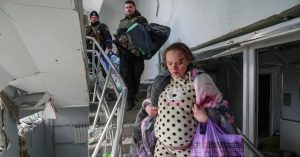 Guerra Russia-Ucraina, “ostaggio dei russi la ragazza fotografata mentre fuggiva dall’ospedale di Mariupol bombardato”