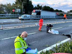 Due migranti investiti e uccisi in A10, grave un terzo