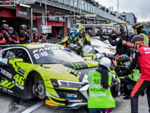 Valentino Rossi sbaglia il box al Gt World Challenge e chiude 17°