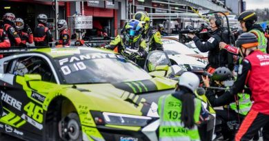 Valentino Rossi sbaglia il box al Gt World Challenge e chiude 17°