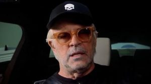 Briatore-Crozza in coda in autostrada: “Va a finire che la corsia dei poveri è quella più veloce”