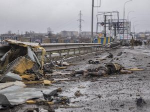 Esecuzioni per strada con le mani legate, stupri e fosse comuni. Il grido di Zelensky: “Assassini, macellai”