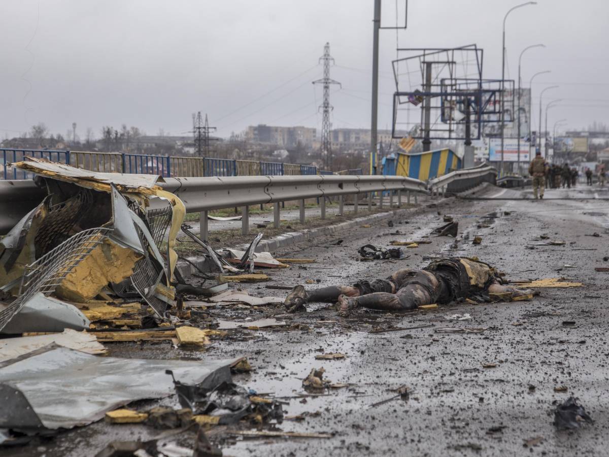 Esecuzioni per strada con le mani legate, stupri e fosse comuni. Il grido di Zelensky: “Assassini, macellai”