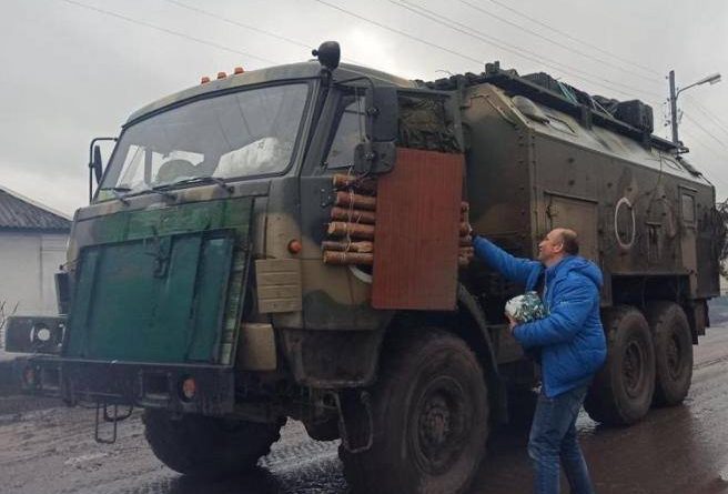 Blindati con armature artigianali, i russi corrono ai ripari dopo gli assalti ucraini ai veicoli della logistica