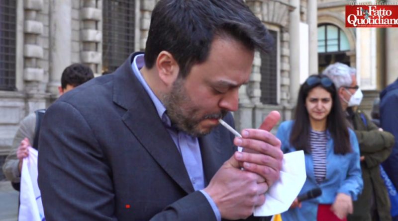 Cannabis, consigliere comunale Pd di Milano fuma marijuana davanti a Palazzo Marino: “Letta abbia più coraggio, il Parlamento è fermo”