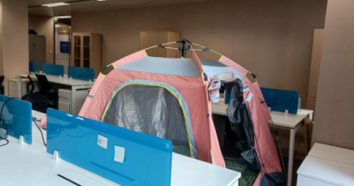 Il lockdown a Shanghai: tende da campeggio in ufficio e tamponi a tappeto