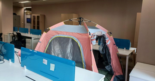 Il lockdown a Shanghai: tende da campeggio in ufficio e tamponi a tappeto