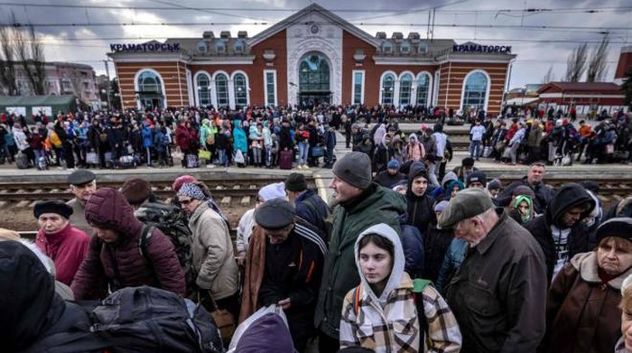 Razzi su stazione nell’Est: “Almeno 30 morti”. Strage di profughi