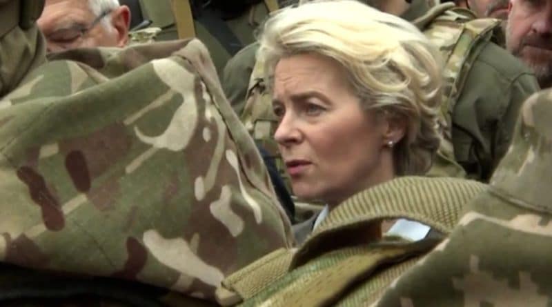 Ursula von der Leyen in visita a Bucha: “Faremo di tutto per aiutare l’Ucraina a compiere i passi necessari per l’adesione all’Ue”