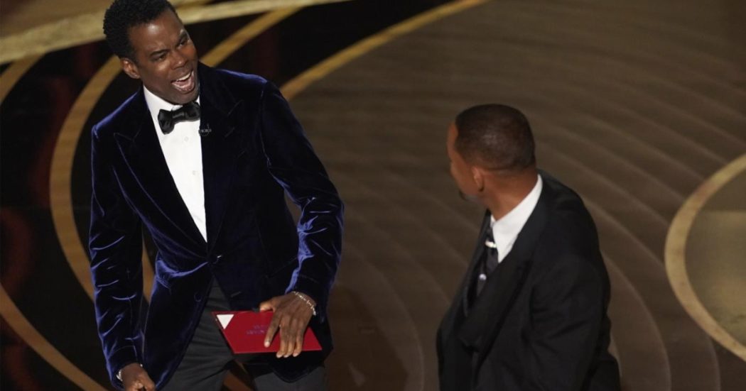 Will Smith bandito dagli Oscar per 10 anni dopo lo schiaffo a Chris Rock: “Sue azioni inaccettabili”