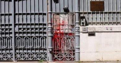 Vandalizzata l’ ambasciata  russa: imbrattato l’ingresso con vernice rossa