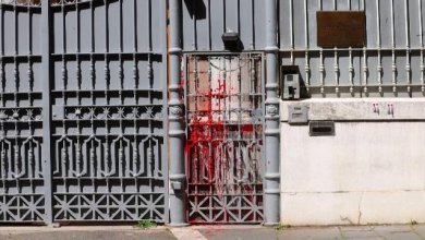 Vandalizzata l’ ambasciata  russa: imbrattato l’ingresso con vernice rossa