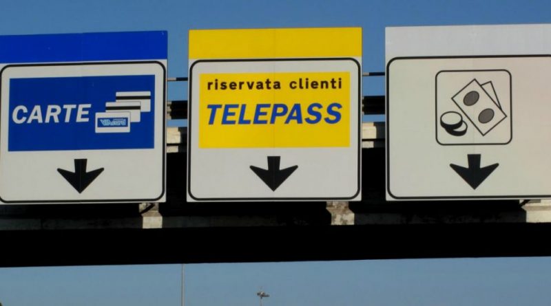 Finisce il monopolio del Telepass: Unipol lancia il suo dispositivo per pagare il pedaggio al casello senza fermarsi