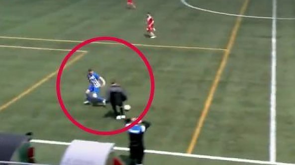 L’allenatore entra in campo e ferma l’azione durante un contropiede, la furia della squadra avversaria