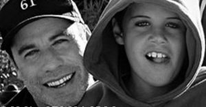 John Travolta ricorda il figlio morto nel 2009: “Ti penso ogni giorno, ti voglio bene”. Avrebbe compiuto 30 anni