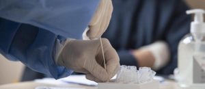 Covid cala tra i giovani ma circolazione ancora alta. Iss: «Serve prudenza»