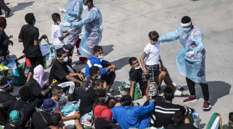 “Li deporteremo in Ruanda”. Il pugno duro di Johnson contro i migranti
