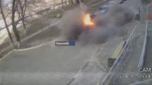 L’attacco aereo è improvviso: così i civili si salvano dall’esplosione in strada