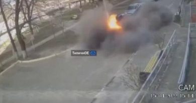 L’attacco aereo è improvviso: così i civili si salvano dall’esplosione in strada