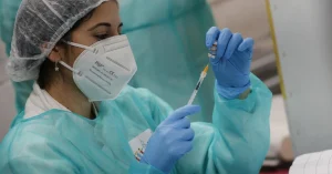 Coronavirus ultimi dati. In Italia 51.993 nuovi casi: +1,2% rispetto a domenica scorsa. 85 i morti
