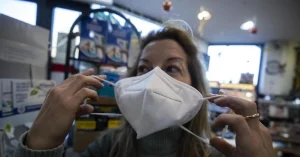 Mascherine al chiuso, decisione dopo Pasqua. Verso proroga per mezzi pubblici e cinema