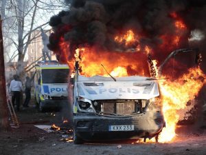 Leader di destra brucia il Corano. In Svezia violenze contro l’islam