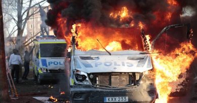 Leader di destra brucia il Corano. In Svezia violenze contro l’islam