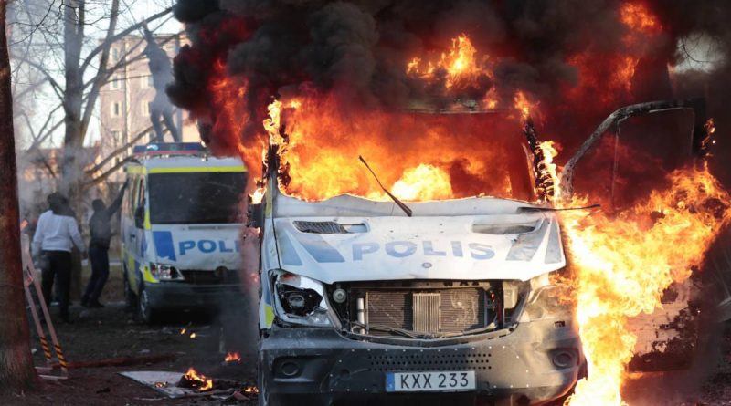 Leader di destra brucia il Corano. In Svezia violenze contro l’islam