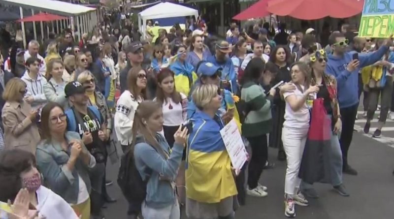 Breaking news: Rally, fundraiser supporting Ukraine held in Little Italy – CBS New York