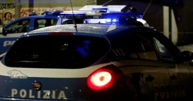 Pisa, madre e figlia di 8 anni trovate nude in auto: “Dove sono? Può chiamare aiuto?”. Il racconto del vigilante notturno