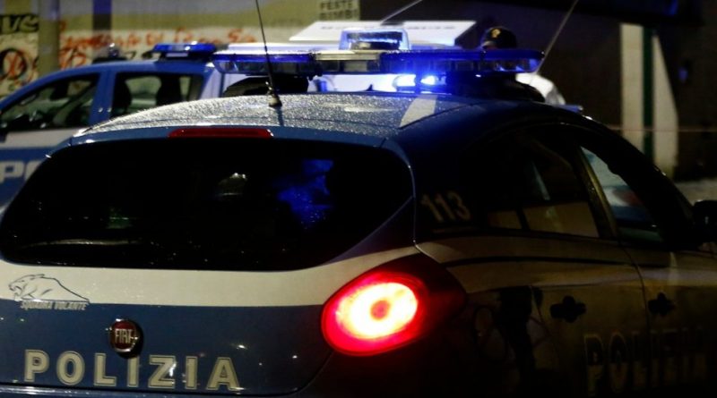 Pisa, madre e figlia di 8 anni trovate nude in auto: “Dove sono? Può chiamare aiuto?”. Il racconto del vigilante notturno