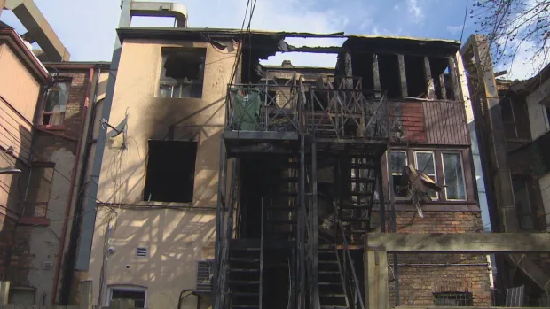 Breaking news: 4-alarm fire tears through building in Toronto’s Little Italy, leaving some 20 displaced – CBC.ca