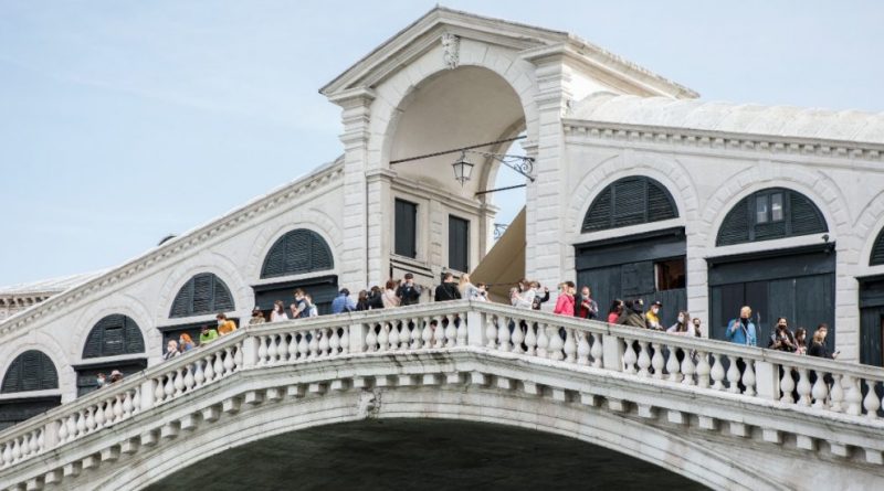 Venezia e il caso dei 40mila turisti “fantasmi” presenti la notte del Sabato Santo. Scattano i controlli