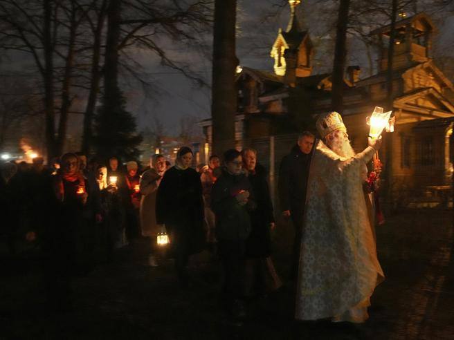 Putin, il devoto, alla Pasqua con Kirill: la fede come arma del potere politico