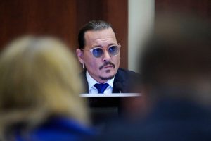 “Sì, lo sono”: Johnny Depp si presenta come vittima di violenza domestica dopo quattro giorni alla sbarra