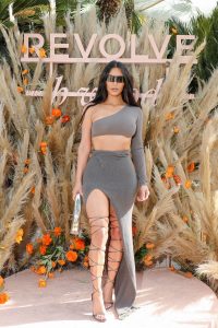 Dai corsetti a rete ai carboidrati, è arrivata la lista dello shopping estivo di Kim Kardashian da Revolve